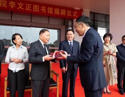A sincere heart warms the hometown, 'Indonesia's Money King' with mother-in-law and three generations of son-in-law contributing to the homeland