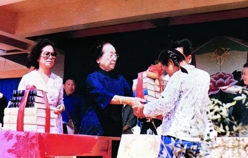 Li Wenzheng's mother-in-law, Li Wang Shier, who independently founded Jiangkou Town Overseas Chinese Middle School (Middle)