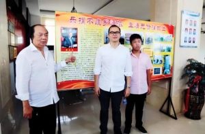 Weng Junmin with his son Weng Dachuan and grandson Chen Dongliang visiting ancestors
