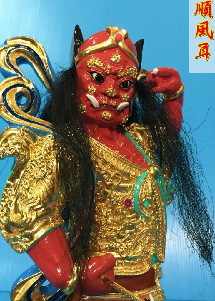 A statue of Shunfeng'er, standing side by side with Mazu, symbolizing his indispensable role in Mazu's divine entourage.