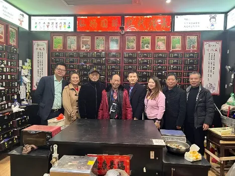 Mingping Huang and Zhu Rongbin at the medicine pavilion