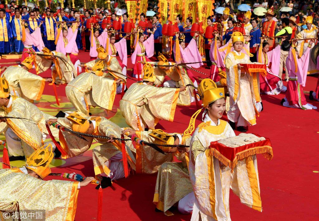 People offer tributes at the sacrificial ceremony for Mazu's death anniversary at the main Mazu Temple on Meizhou Island, Fujian Province, east China, October 28, 2017. /VCG Photo
