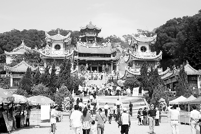 Meizhou Mazu Ancestral Temple’s western axis buildings, including the main hall, sleeping hall, and bell and drum towers.