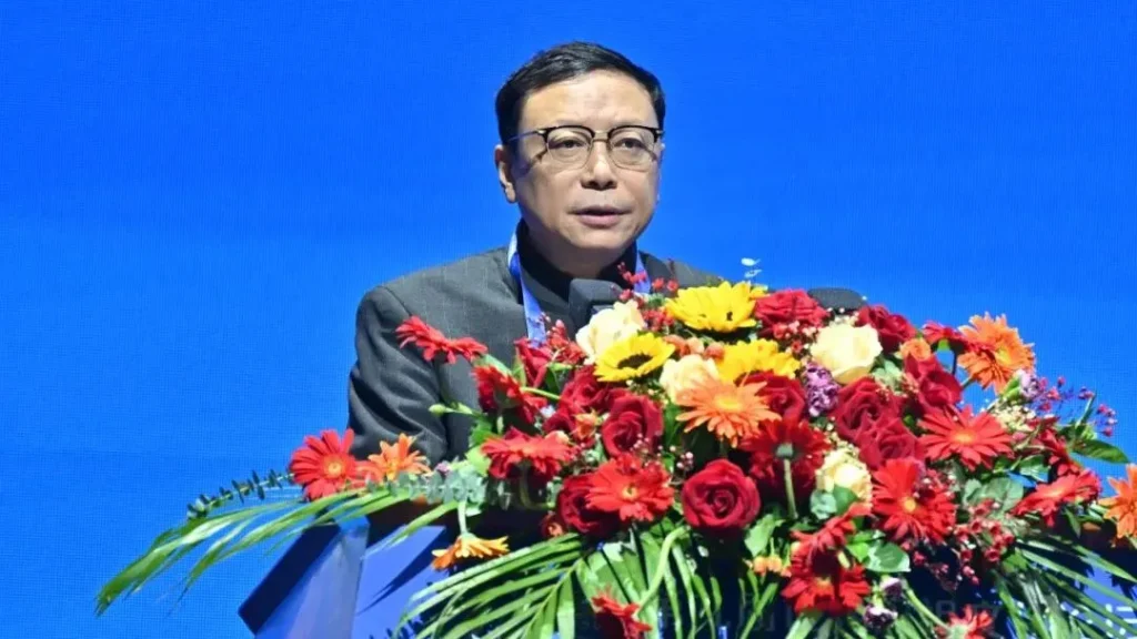 Bu Xianqun delivers a keynote speech