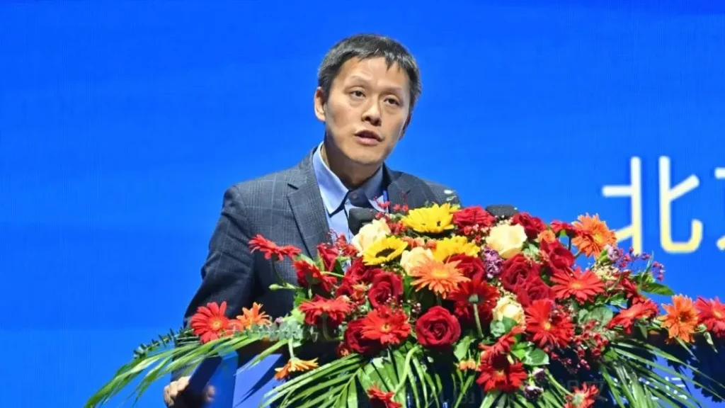 Xiang Yong delivers a keynote speech