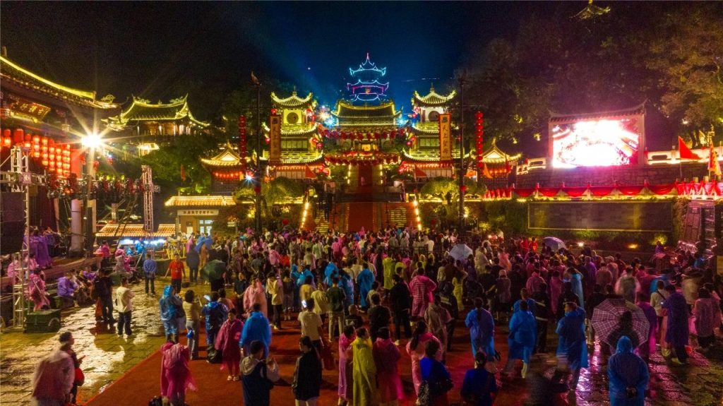 Crowd gathered to watch the light show