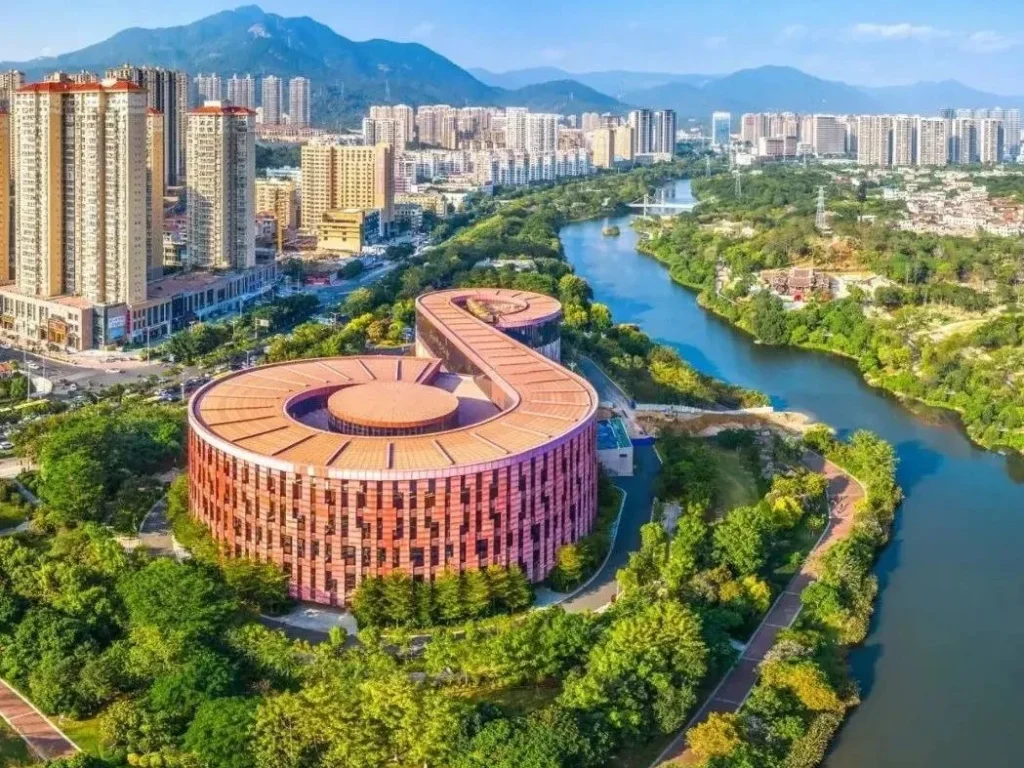 Walk the Zhuang Yuan Road, cross the Zhuang Yuan Bridge, and get the Zhuang Yuan fruit