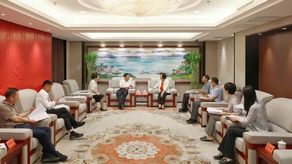 Leaders of the Central Committee of the Taiwan Democratic Self-Government League and relevant persons in charge of the Putian Municipal Committee and Municipal Government take a group photo at the meeting, including Mu Xuefeng, Chen Haizhou, Wang Ruokun, Guo Ting, Chen Huiqian, Chen Jinzhi, Gong Guanxiong, etc.