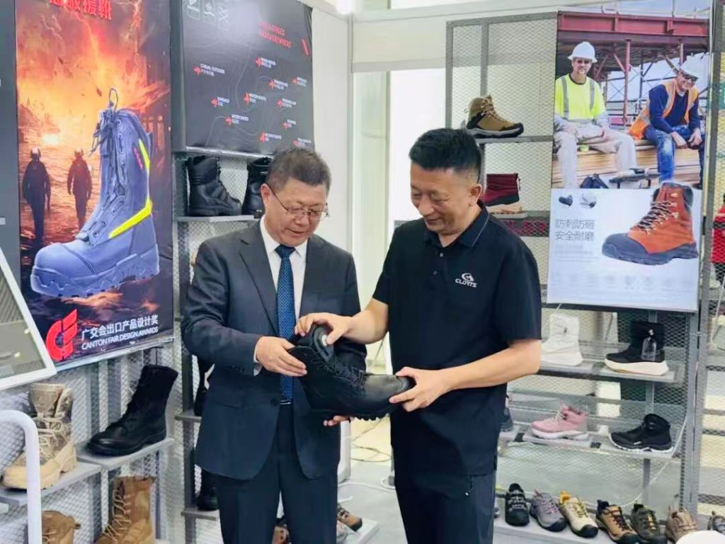 Chen Yinghong, Chairman of Putian Shoes, and Chen Zhanguang, Vice Chairman of China Leather Association, have a friendly conversation