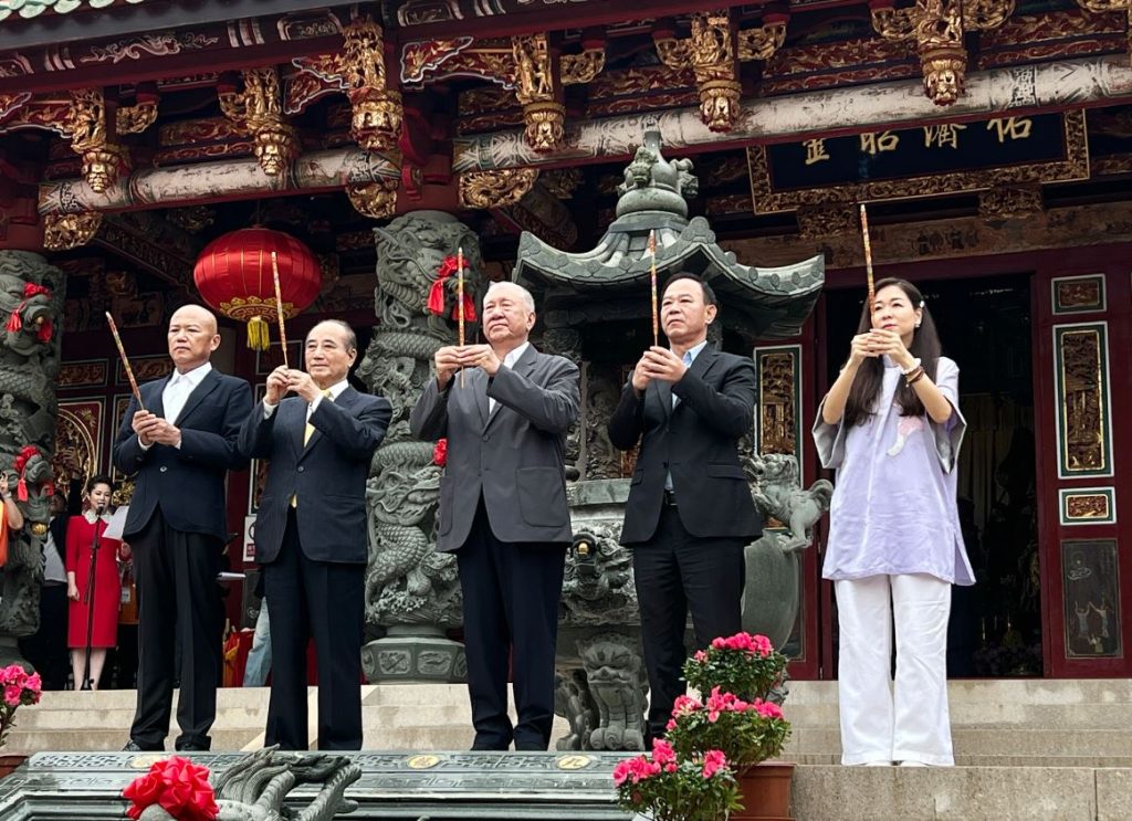 Chen Mingjin, chairman of the organizing committee of the 18th Macao International Mazu Culture Tourism Festival, Wang Jinping, honorary chairman of the Taiwan Traditional Religion Association, He Houhua, vice chairman of the National Committee of the Chinese People's Political Consultative Conference, Lin Jinzan, chairman of the Meizhou Mazu Temple, and Yan Yiping, executive chairman, offering incense