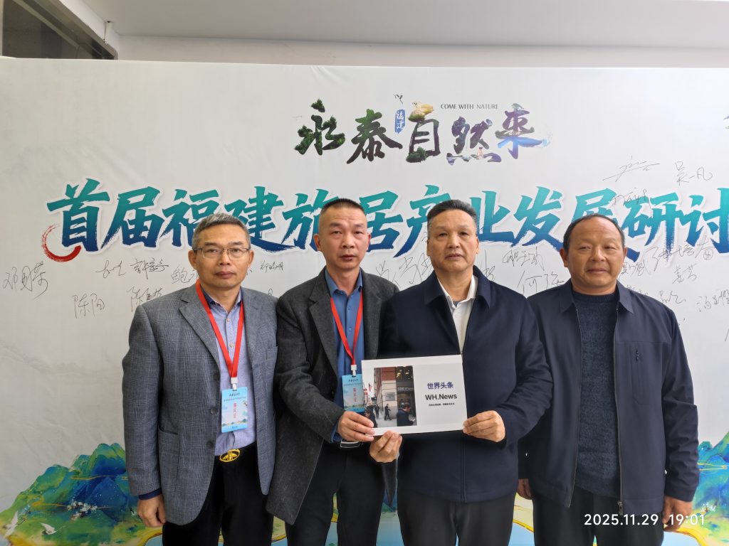 From left to right: Zheng Ruiming, Luo Fujin, National People's Congress representative Lu Yusheng, Secretary of Xi'an Village, Tongan Town, Yongtai County, Lu Bozhen