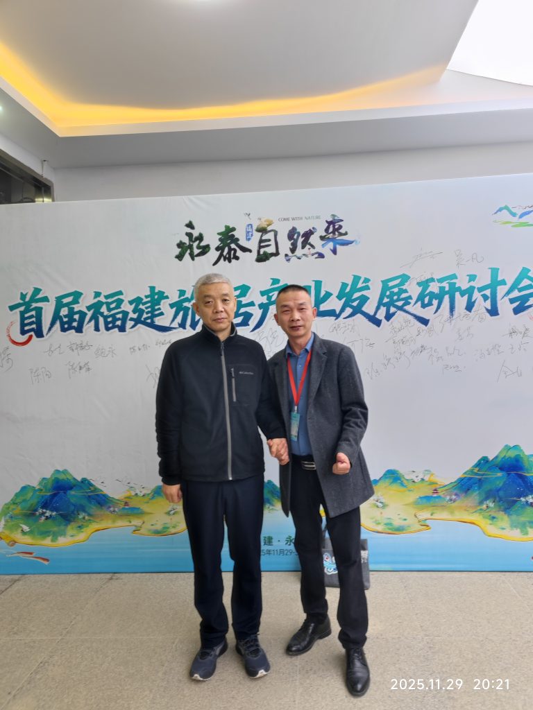 Luo Fujin (left), Professor Tong Zhihui of Renmin University of China (right)