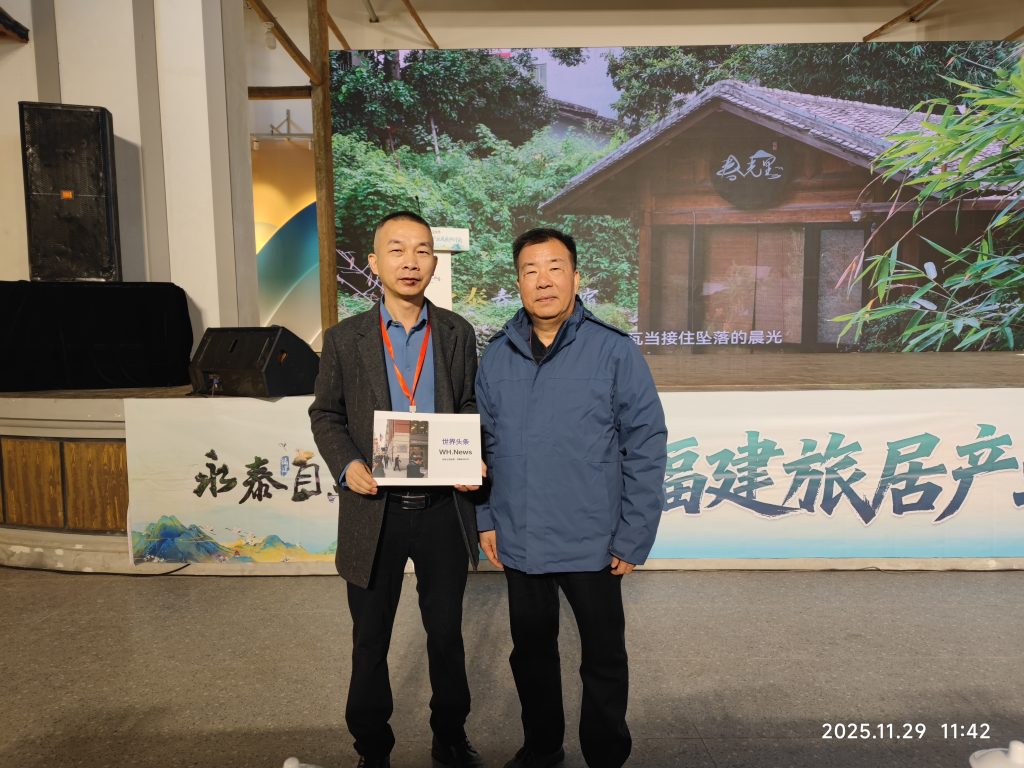 Luo Fujin (left), Fujian Provincial Government Counselor He Qiang (right)
