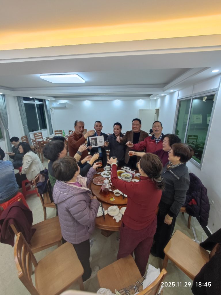 Group photo of Guo Changshui and the first group of residence teams at the dinner