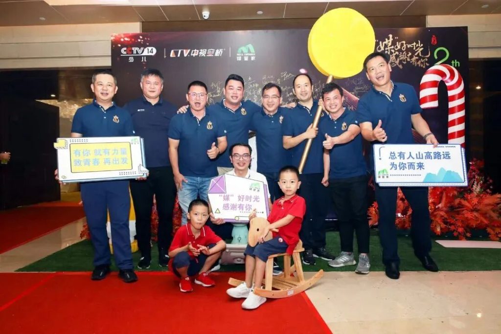 Wang Shuangqi with the team at the event site