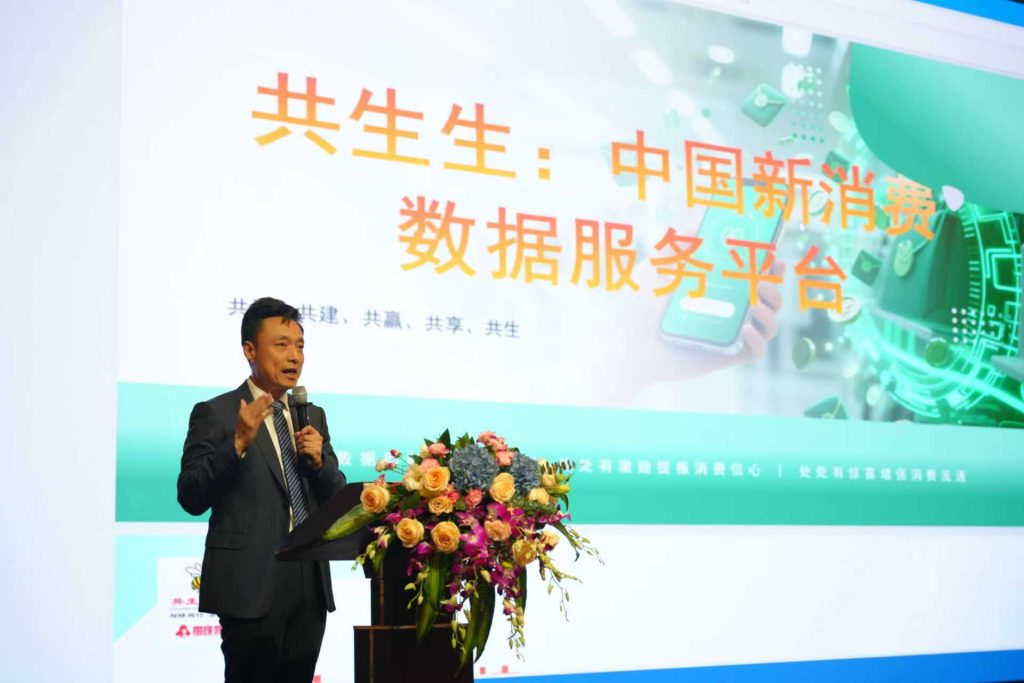 Executive Dean of the Hong Kong RWA Research Institute, Executive Director of the Xiamen Leifeng Cultural Art Museum, and Chairman of Symbiosis (Xiamen) Technology Co., Ltd. Wu Yong delivers a speech