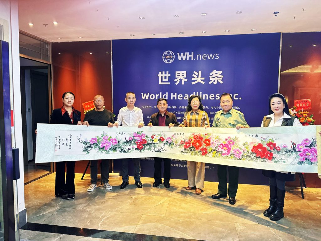 'Most Beautiful Soldier Mom' Han Jie gifting an eight-meter peony scroll