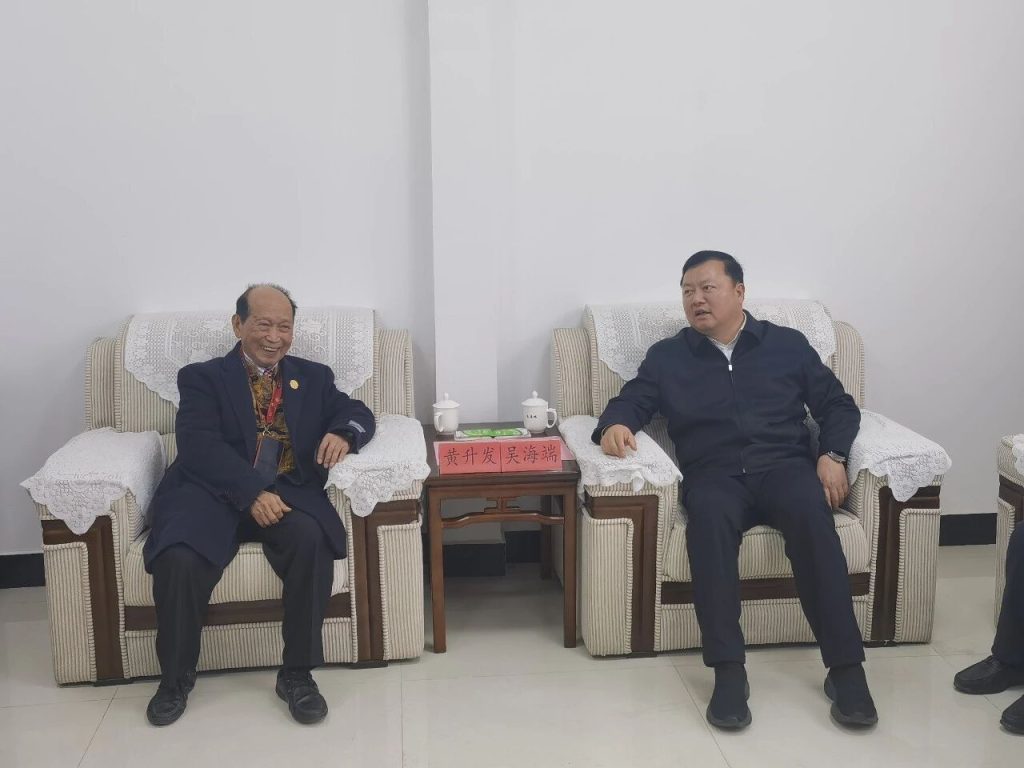 Xianyou County Secretary Wu Haiduan and Huang Shengfa in discussion