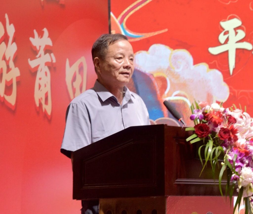 Cai Chengwu, Deputy Secretary-General of the China Mazu Culture Exchange Association, takes the stage to host the pre-dinner agenda